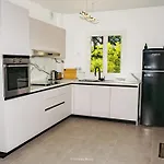 Confortable A Avec Piscine Privee Вилла Сент-Максим